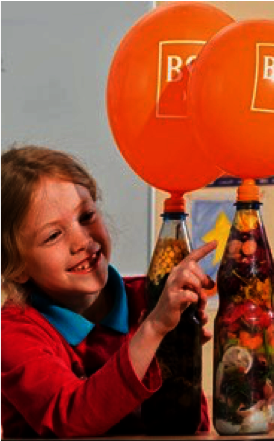 Lachende Kinder mit orangenen BSR Luftballon 